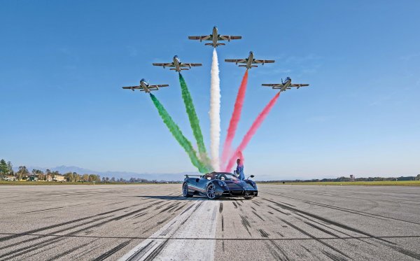 PAGANI向义大利三色箭飞行特技小组60周年致敬，推出Huayra Tricolore限量特仕版